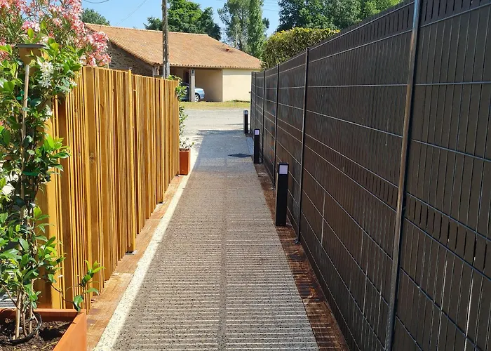 Semesterbostad Renove Avec Mezzanine, Cour Privative Et Parking A - Fr-1-426-479 Rochetrejoux