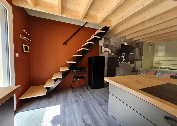 Renove Avec Mezzanine, Cour Privative Et Parking A - Fr-1-426-479 Rochetrejoux